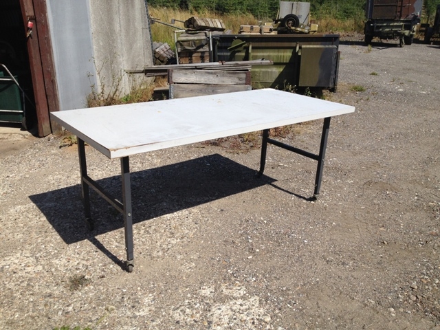 6476 - Arbejdsbord med hjul