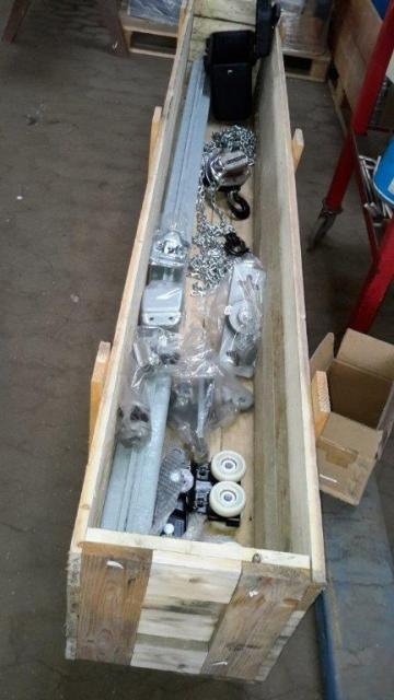 6688 - Complete crane rail with 1000kg hand chain hoist and suspension