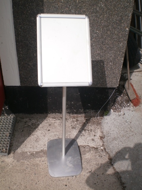 5566 - Infostander - Display